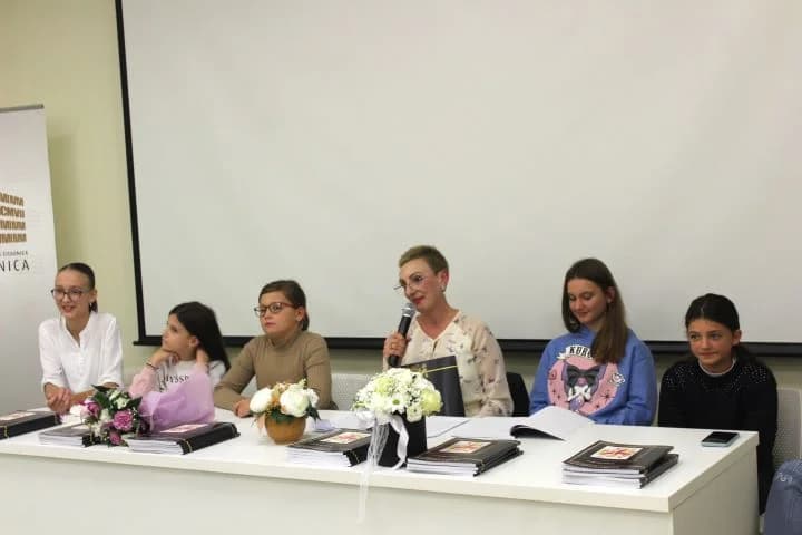 Na poetskoj večeri u Pleternici predstavljena zbirka  „Feniksova pjesma“ Ivane Strapač iz Našica.