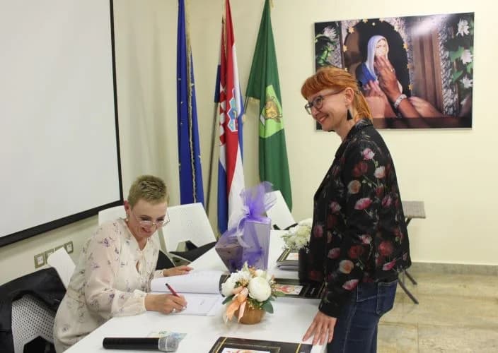 Na poetskoj večeri u Pleternici predstavljena zbirka  „Feniksova pjesma“ Ivane Strapač iz Našica.