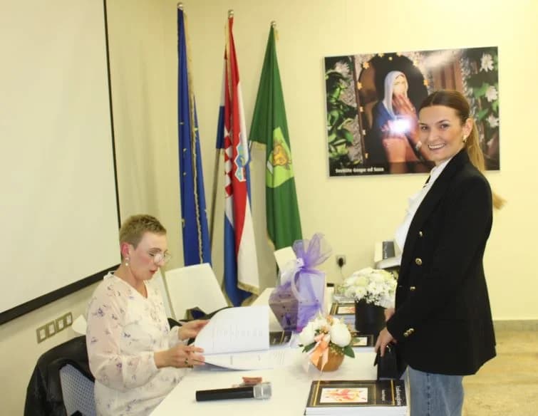 Na poetskoj večeri u Pleternici predstavljena zbirka  „Feniksova pjesma“ Ivane Strapač iz Našica.