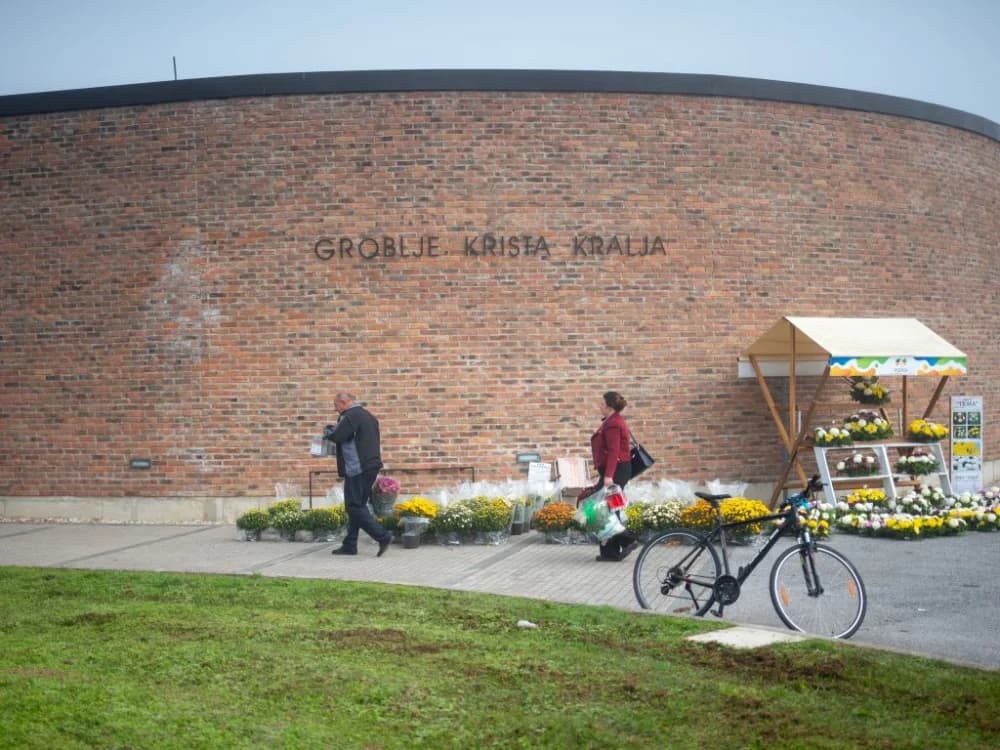 Blagdan Svih svetih na požeškim grobljima (FOTOGALERIJA)