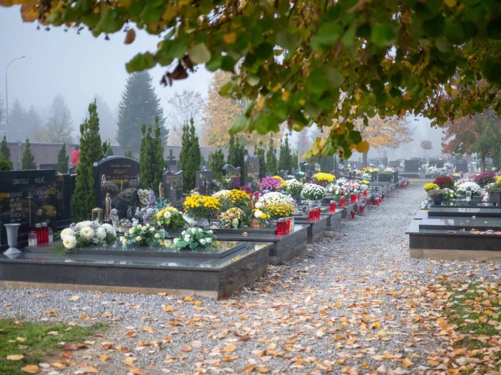 Blagdan Svih svetih na požeškim grobljima (FOTOGALERIJA)