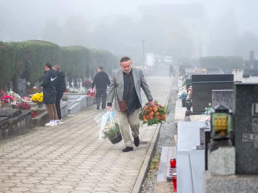 Blagdan Svih svetih na požeškim grobljima (FOTOGALERIJA)