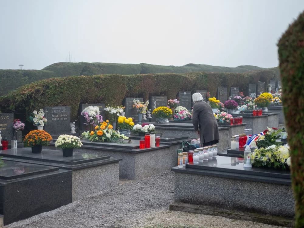 Blagdan Svih svetih na požeškim grobljima (FOTOGALERIJA)