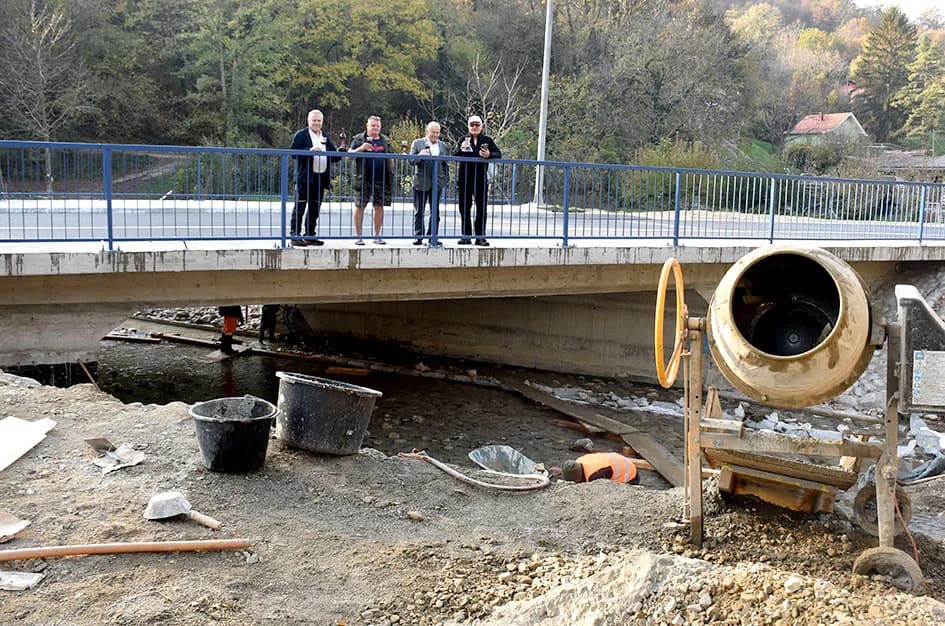 PONOVO SE VOZI PREKO VELIČANKE U VELOIKOJ: Uz zdravicu zaželjeli  mostu dugovječnost