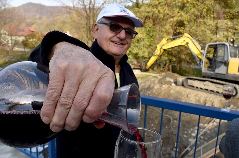 PONOVO SE VOZI PREKO VELIČANKE U VELOIKOJ: Uz zdravicu zaželjeli  mostu dugovječnost