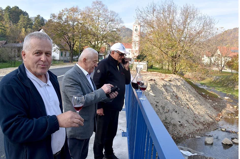 PONOVO SE VOZI PREKO VELIČANKE U VELOIKOJ: Uz zdravicu zaželjeli  mostu dugovječnost