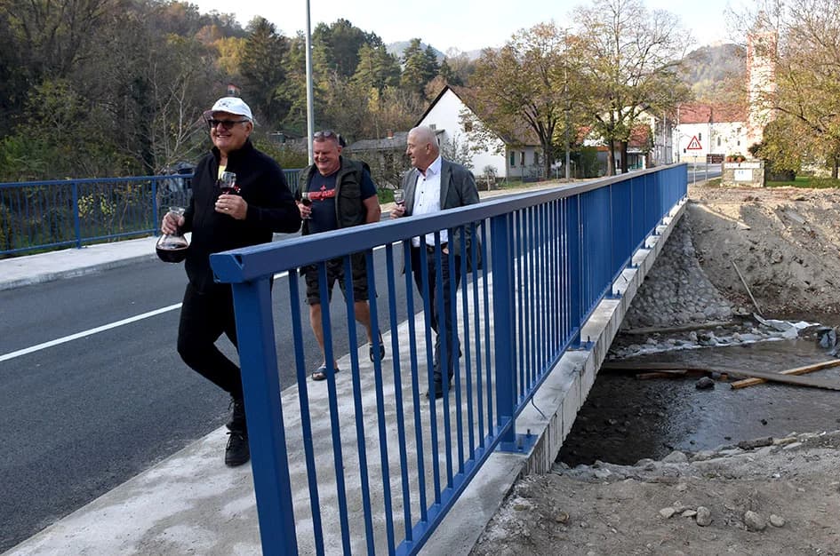 PONOVO SE VOZI PREKO VELIČANKE U VELOIKOJ: Uz zdravicu zaželjeli  mostu dugovječnost