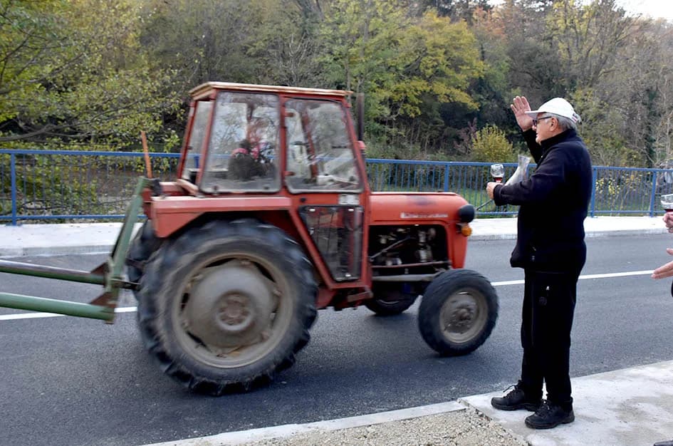 PONOVO SE VOZI PREKO VELIČANKE U VELOIKOJ: Uz zdravicu zaželjeli  mostu dugovječnost