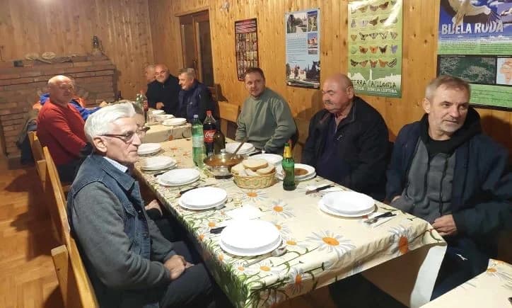 [FOTOZABILJEŠKA] Druženje čaglinskih i brestovačkih šahista na Sovskom jezeru
