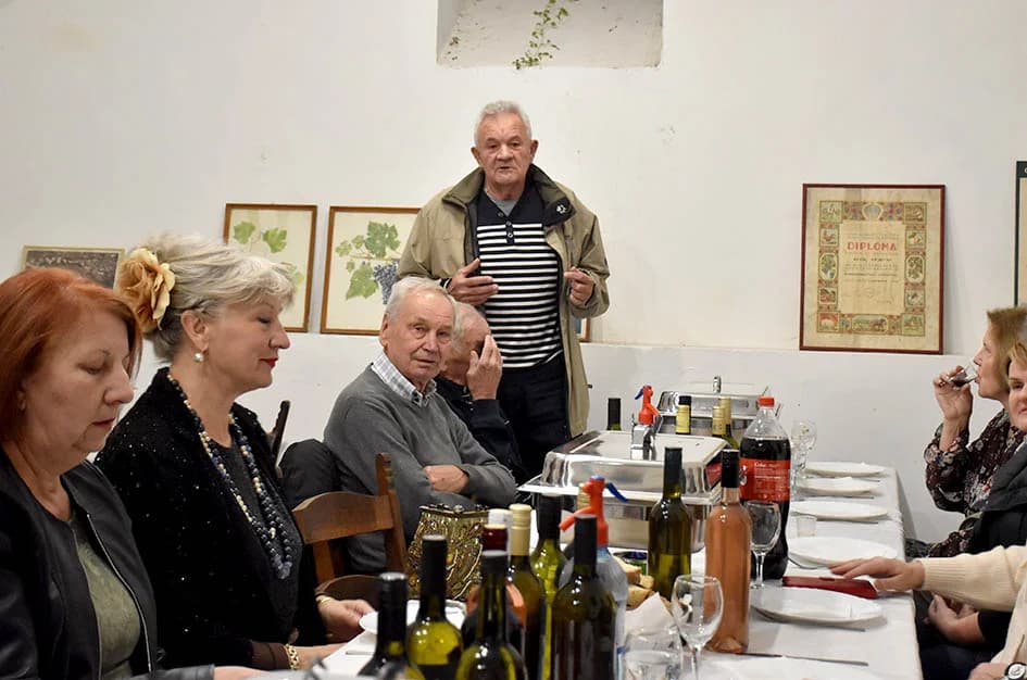 MARTINJE PROSLAVILI ČLANOVI UDRUGE „STJEPAN KOYDL“ IZ POŽEGE: Zlatko Vuković preuzeo obveze vinskog kuma