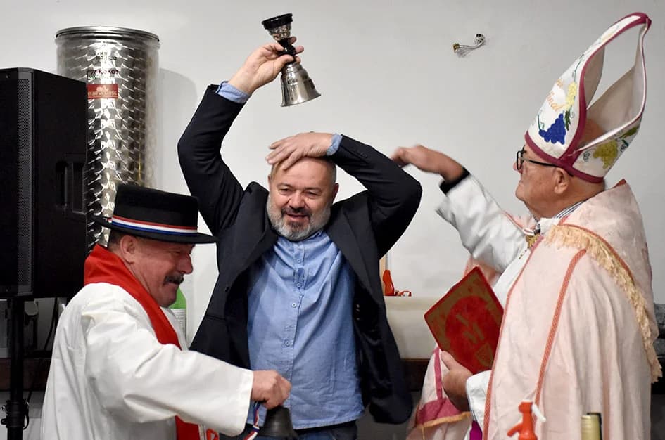 MARTINJE PROSLAVILI ČLANOVI UDRUGE „STJEPAN KOYDL“ IZ POŽEGE: Zlatko Vuković preuzeo obveze vinskog kuma
