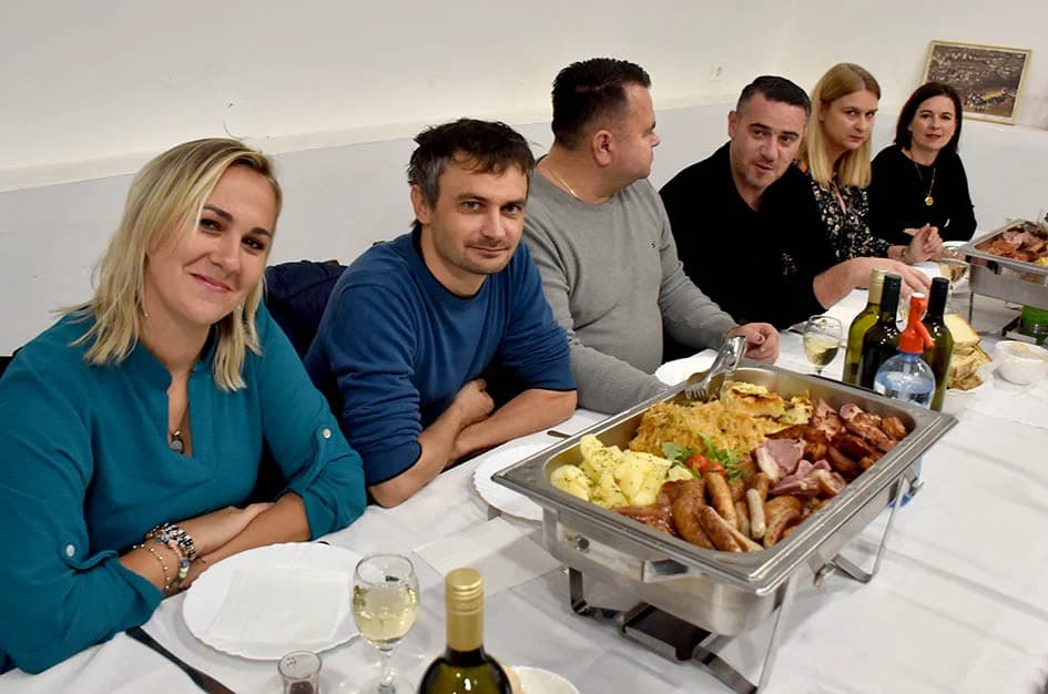 MARTINJE PROSLAVILI ČLANOVI UDRUGE „STJEPAN KOYDL“ IZ POŽEGE: Zlatko Vuković preuzeo obveze vinskog kuma