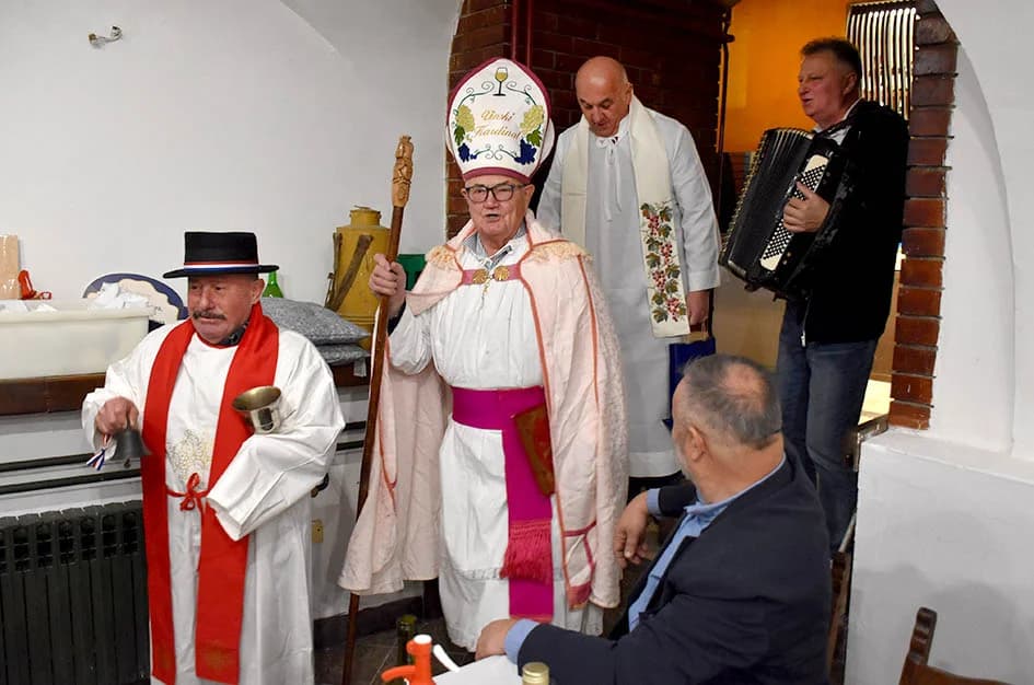 MARTINJE PROSLAVILI ČLANOVI UDRUGE „STJEPAN KOYDL“ IZ POŽEGE: Zlatko Vuković preuzeo obveze vinskog kuma