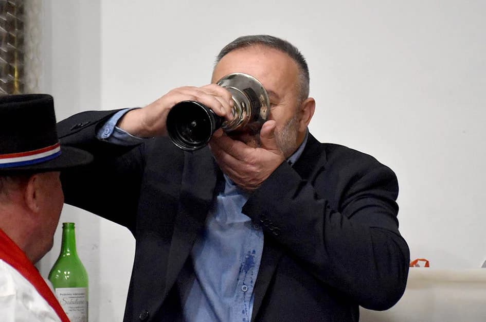 MARTINJE PROSLAVILI ČLANOVI UDRUGE „STJEPAN KOYDL“ IZ POŽEGE: Zlatko Vuković preuzeo obveze vinskog kuma