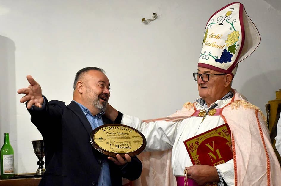 MARTINJE PROSLAVILI ČLANOVI UDRUGE „STJEPAN KOYDL“ IZ POŽEGE: Zlatko Vuković preuzeo obveze vinskog kuma
