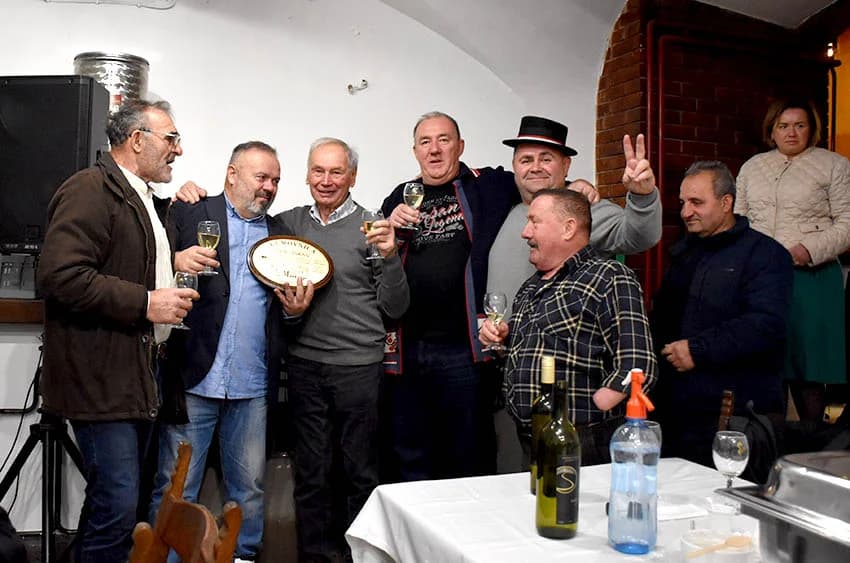 MARTINJE PROSLAVILI ČLANOVI UDRUGE „STJEPAN KOYDL“ IZ POŽEGE: Zlatko Vuković preuzeo obveze vinskog kuma
