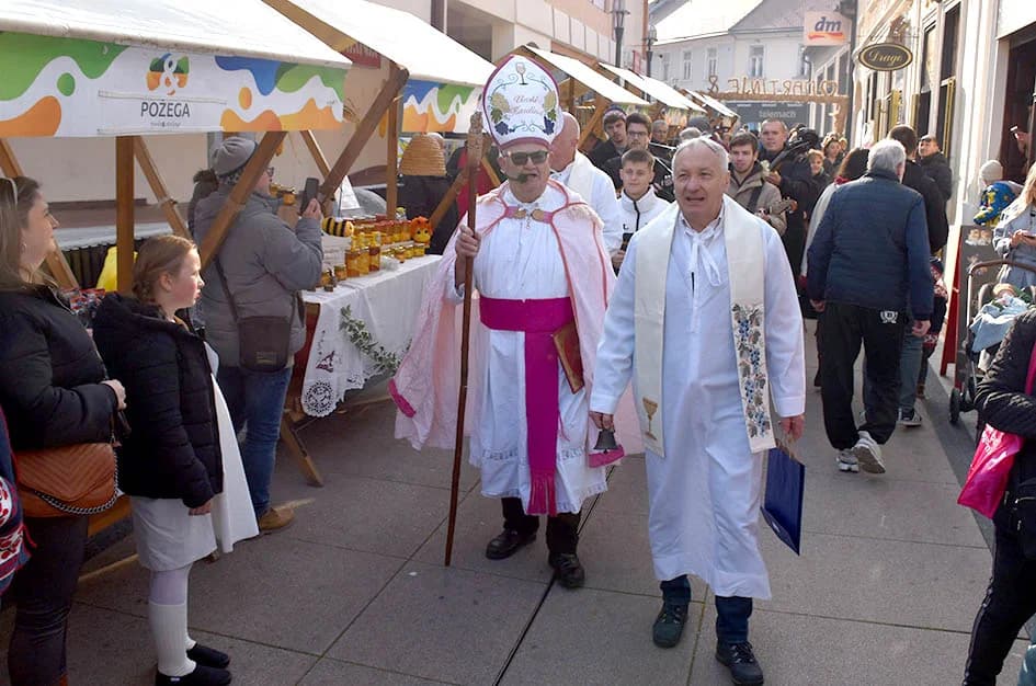 „Njegova uzoritost“ Vlado Bauer - vinski kardinal obavio krštenje mošta u požeškoj pješačkoj zoni
