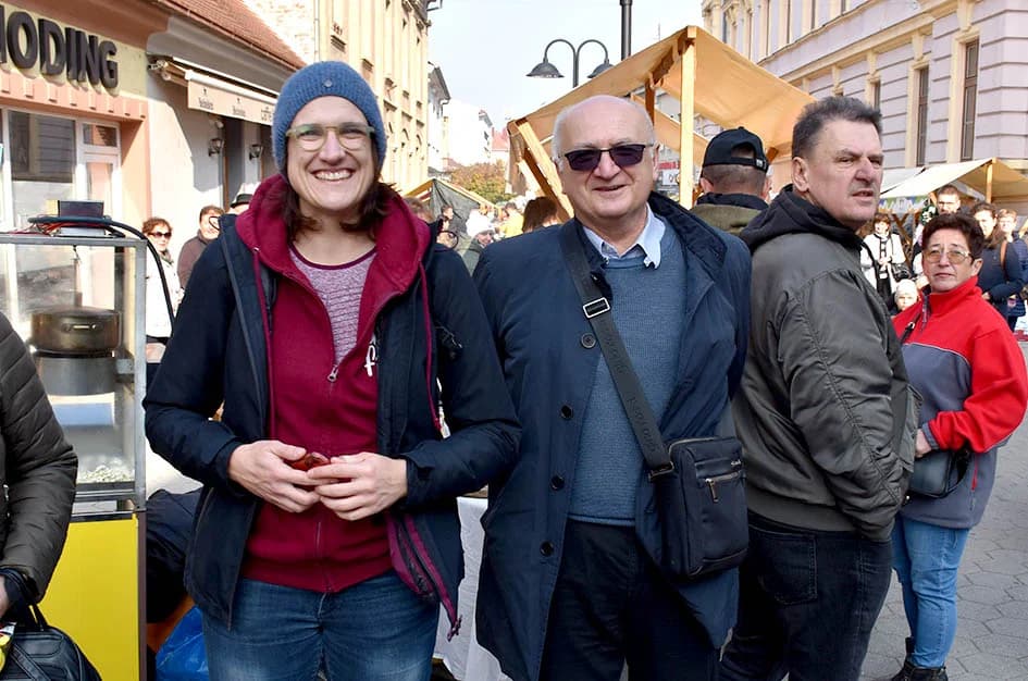 „Njegova uzoritost“ Vlado Bauer - vinski kardinal obavio krštenje mošta u požeškoj pješačkoj zoni