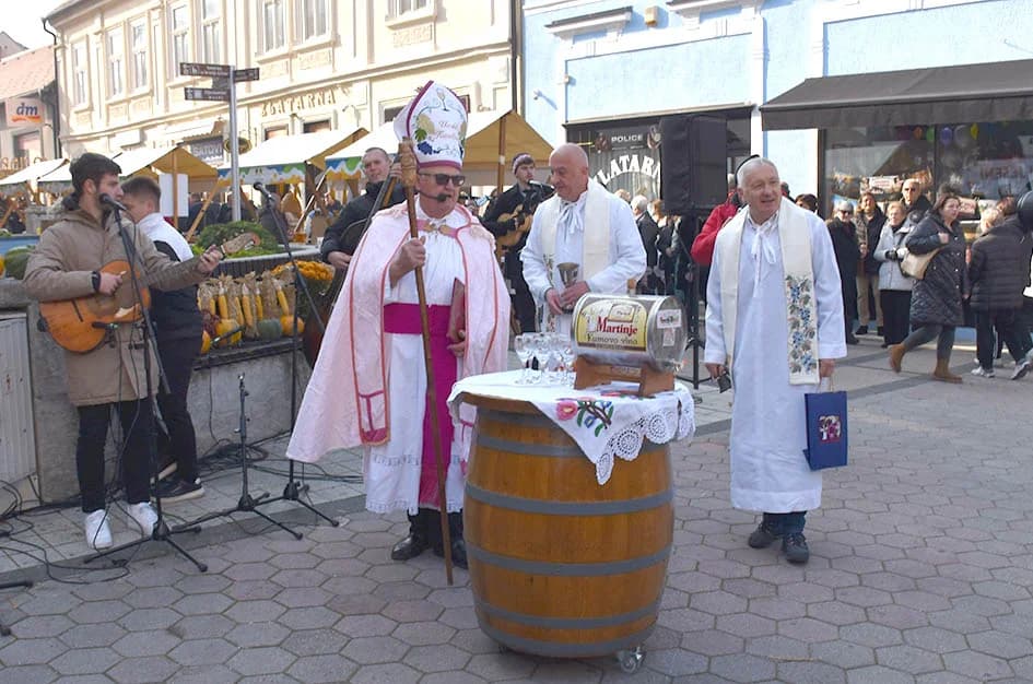 „Njegova uzoritost“ Vlado Bauer - vinski kardinal obavio krštenje mošta u požeškoj pješačkoj zoni