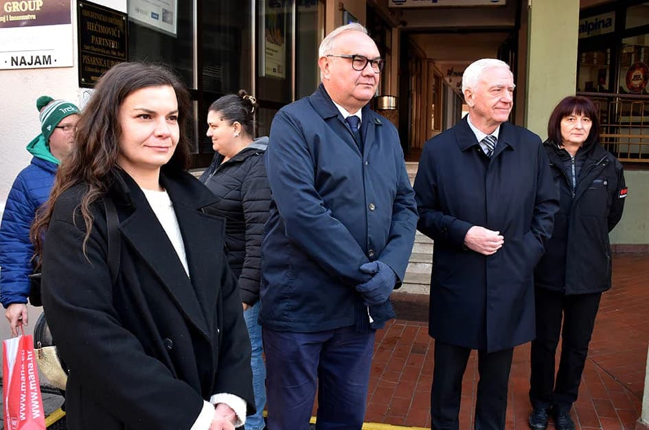 „Njegova uzoritost“ Vlado Bauer - vinski kardinal obavio krštenje mošta u požeškoj pješačkoj zoni