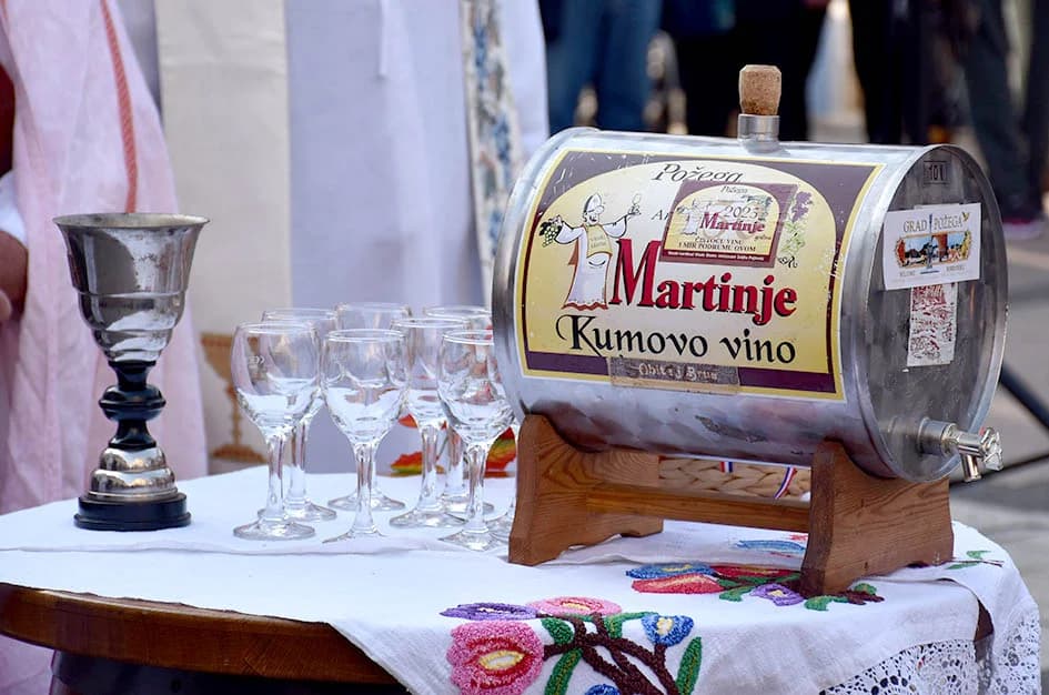 „Njegova uzoritost“ Vlado Bauer - vinski kardinal obavio krštenje mošta u požeškoj pješačkoj zoni