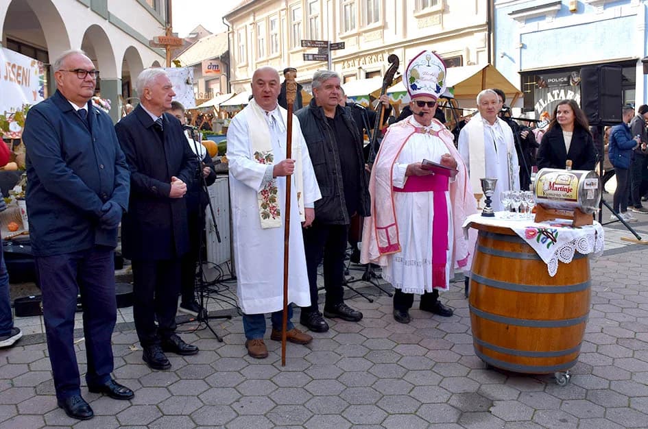 „Njegova uzoritost“ Vlado Bauer - vinski kardinal obavio krštenje mošta u požeškoj pješačkoj zoni