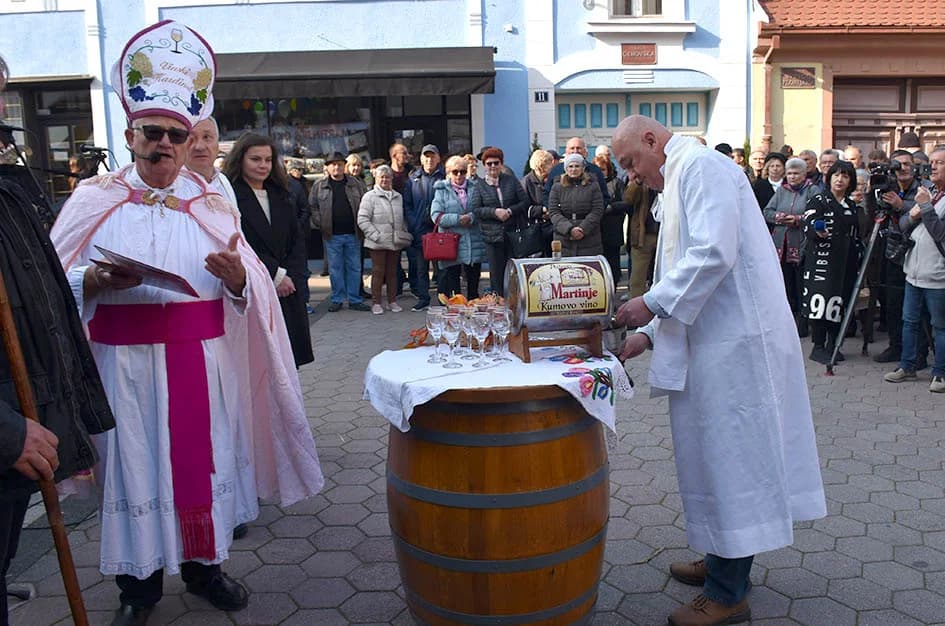 „Njegova uzoritost“ Vlado Bauer - vinski kardinal obavio krštenje mošta u požeškoj pješačkoj zoni
