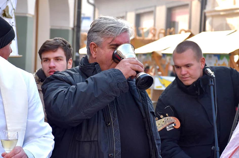 „Njegova uzoritost“ Vlado Bauer - vinski kardinal obavio krštenje mošta u požeškoj pješačkoj zoni