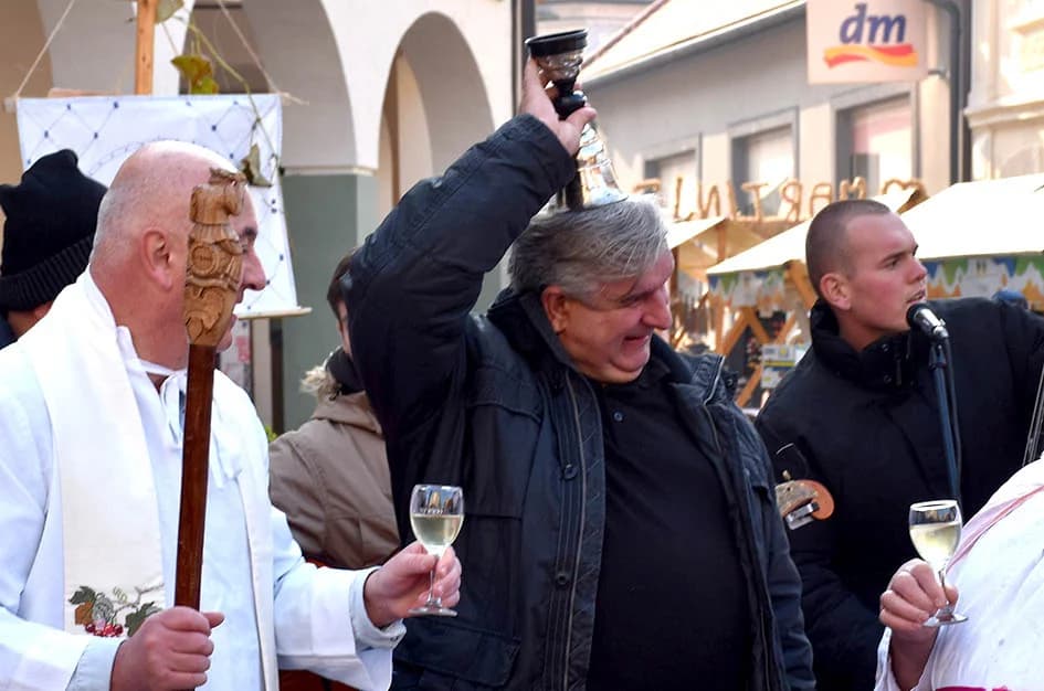 „Njegova uzoritost“ Vlado Bauer - vinski kardinal obavio krštenje mošta u požeškoj pješačkoj zoni