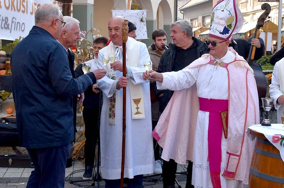 „Njegova uzoritost“ Vlado Bauer - vinski kardinal obavio krštenje mošta u požeškoj pješačkoj zoni
