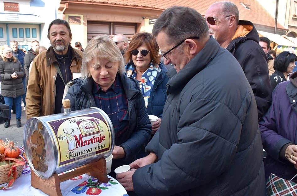 „Njegova uzoritost“ Vlado Bauer - vinski kardinal obavio krštenje mošta u požeškoj pješačkoj zoni