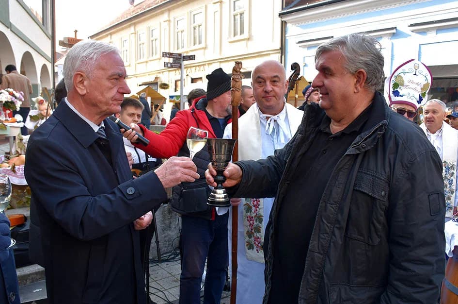 „Njegova uzoritost“ Vlado Bauer - vinski kardinal obavio krštenje mošta u požeškoj pješačkoj zoni
