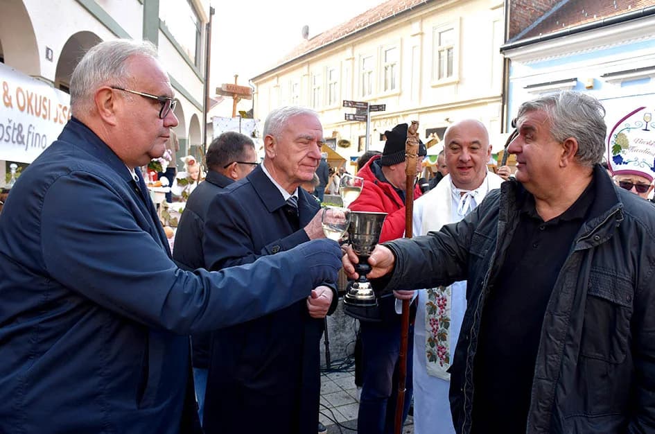 „Njegova uzoritost“ Vlado Bauer - vinski kardinal obavio krštenje mošta u požeškoj pješačkoj zoni