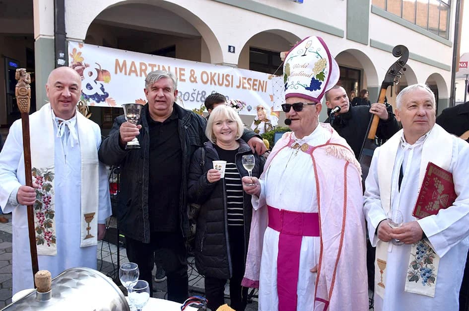 „Njegova uzoritost“ Vlado Bauer - vinski kardinal obavio krštenje mošta u požeškoj pješačkoj zoni