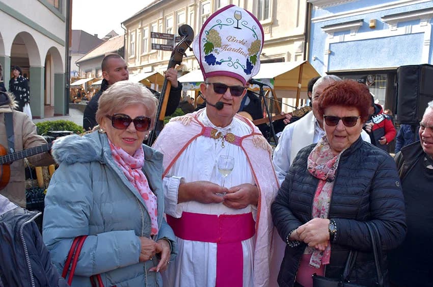 „Njegova uzoritost“ Vlado Bauer - vinski kardinal obavio krštenje mošta u požeškoj pješačkoj zoni