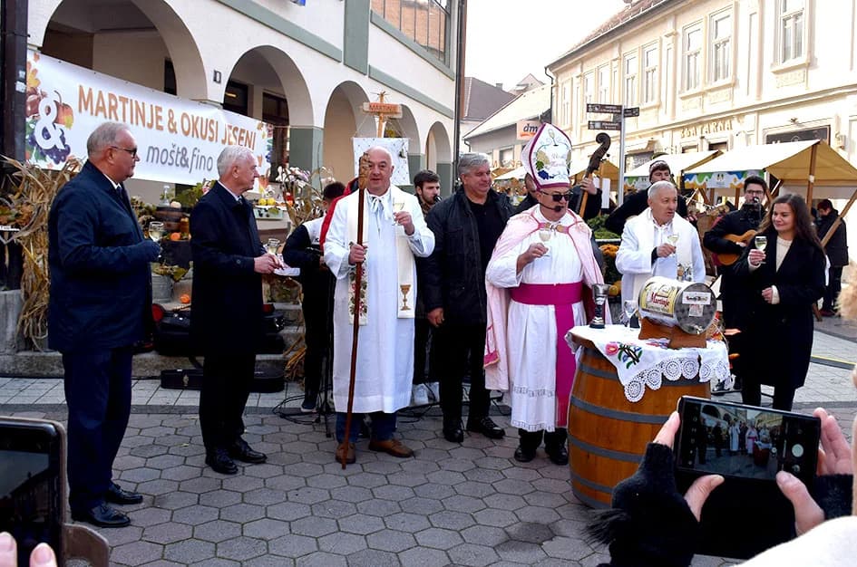 „Njegova uzoritost“ Vlado Bauer - vinski kardinal obavio krštenje mošta u požeškoj pješačkoj zoni