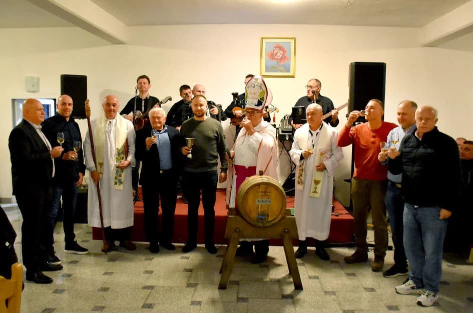 ODRŽANO TRADICIONALNI MARTINJE KOD IVE ENJINGIJA U HRNJEVCU: Ovogodišnji vinski kum Marko Galić, požeški poduzetnik