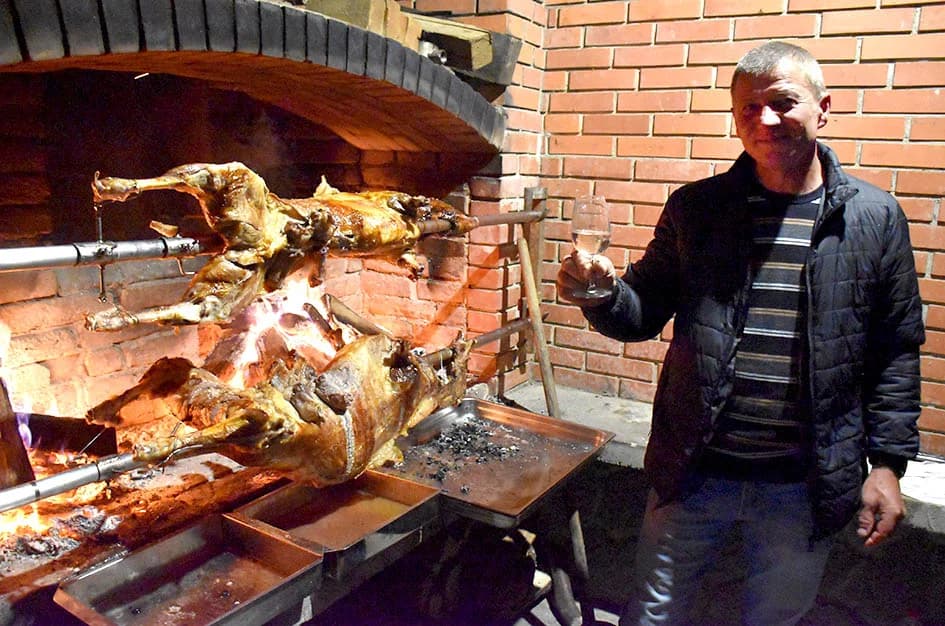 ODRŽANO TRADICIONALNI MARTINJE KOD IVE ENJINGIJA U HRNJEVCU: Ovogodišnji vinski kum Marko Galić, požeški poduzetnik