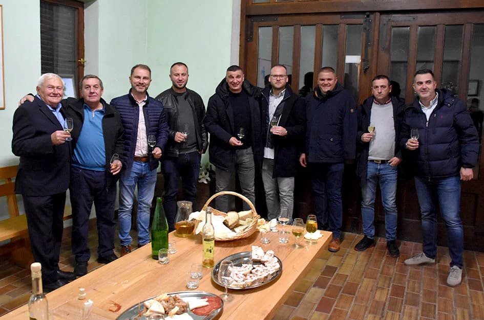 ODRŽANO TRADICIONALNI MARTINJE KOD IVE ENJINGIJA U HRNJEVCU: Ovogodišnji vinski kum Marko Galić, požeški poduzetnik