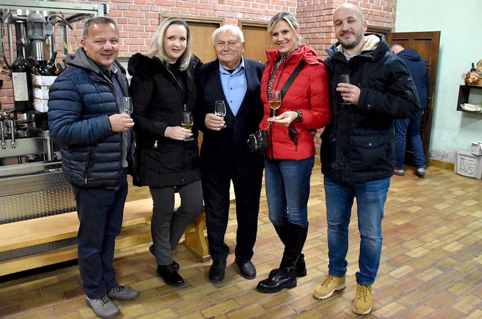 ODRŽANO TRADICIONALNI MARTINJE KOD IVE ENJINGIJA U HRNJEVCU: Ovogodišnji vinski kum Marko Galić, požeški poduzetnik