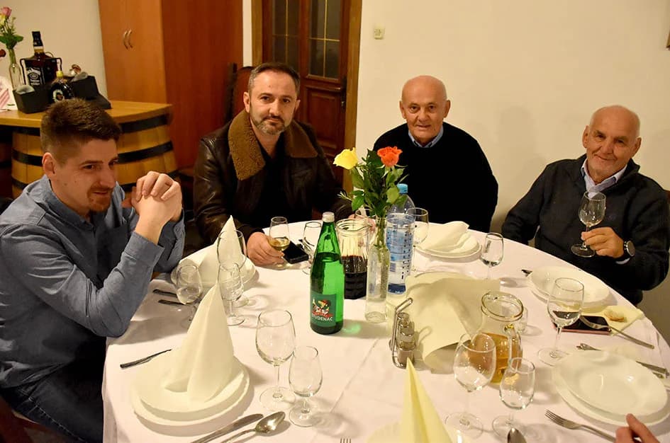ODRŽANO TRADICIONALNI MARTINJE KOD IVE ENJINGIJA U HRNJEVCU: Ovogodišnji vinski kum Marko Galić, požeški poduzetnik