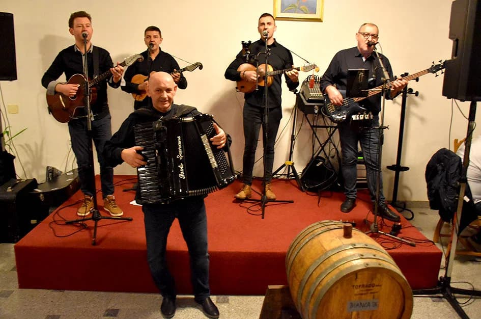 ODRŽANO TRADICIONALNI MARTINJE KOD IVE ENJINGIJA U HRNJEVCU: Ovogodišnji vinski kum Marko Galić, požeški poduzetnik