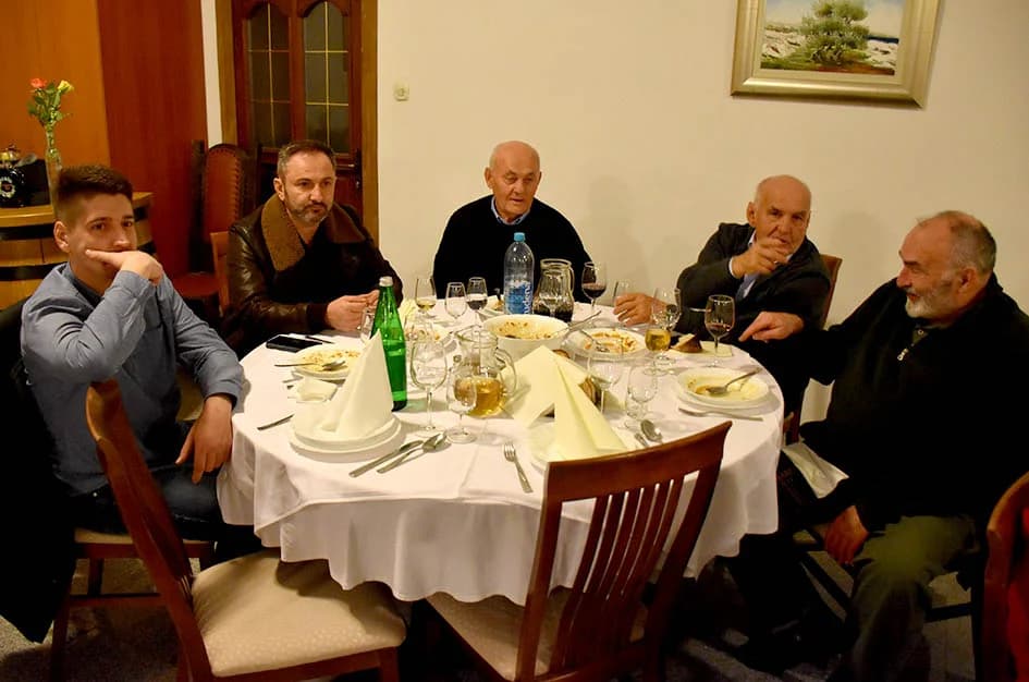 ODRŽANO TRADICIONALNI MARTINJE KOD IVE ENJINGIJA U HRNJEVCU: Ovogodišnji vinski kum Marko Galić, požeški poduzetnik