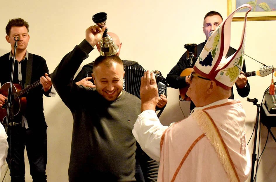 ODRŽANO TRADICIONALNI MARTINJE KOD IVE ENJINGIJA U HRNJEVCU: Ovogodišnji vinski kum Marko Galić, požeški poduzetnik