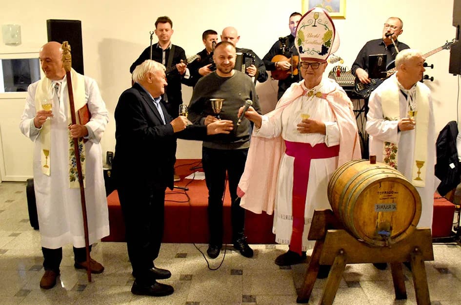 ODRŽANO TRADICIONALNI MARTINJE KOD IVE ENJINGIJA U HRNJEVCU: Ovogodišnji vinski kum Marko Galić, požeški poduzetnik