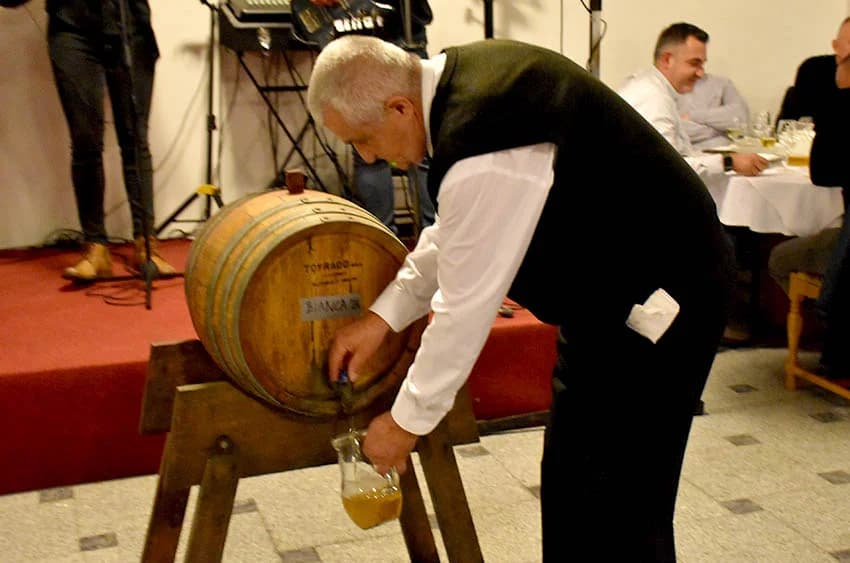 ODRŽANO TRADICIONALNI MARTINJE KOD IVE ENJINGIJA U HRNJEVCU: Ovogodišnji vinski kum Marko Galić, požeški poduzetnik