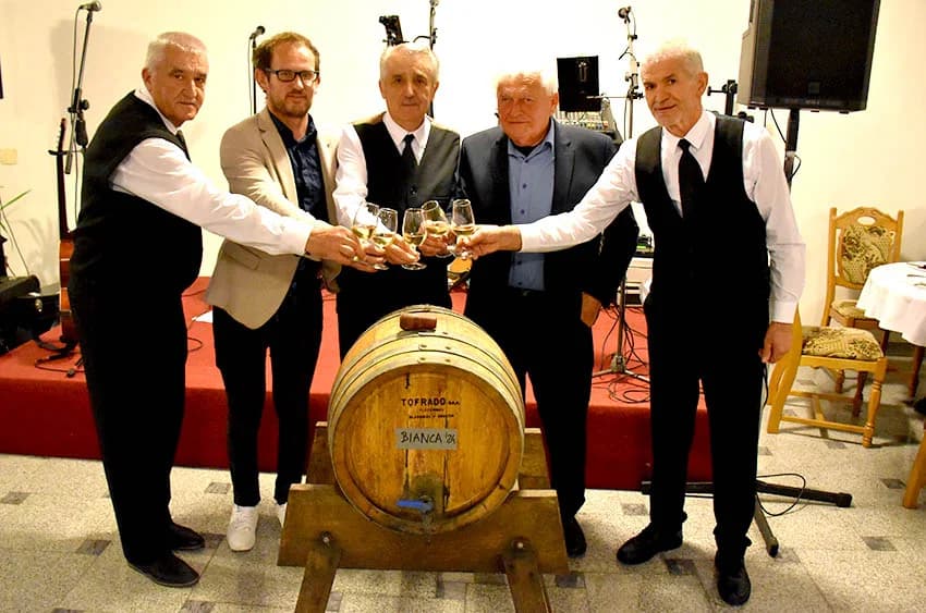 ODRŽANO TRADICIONALNI MARTINJE KOD IVE ENJINGIJA U HRNJEVCU: Ovogodišnji vinski kum Marko Galić, požeški poduzetnik