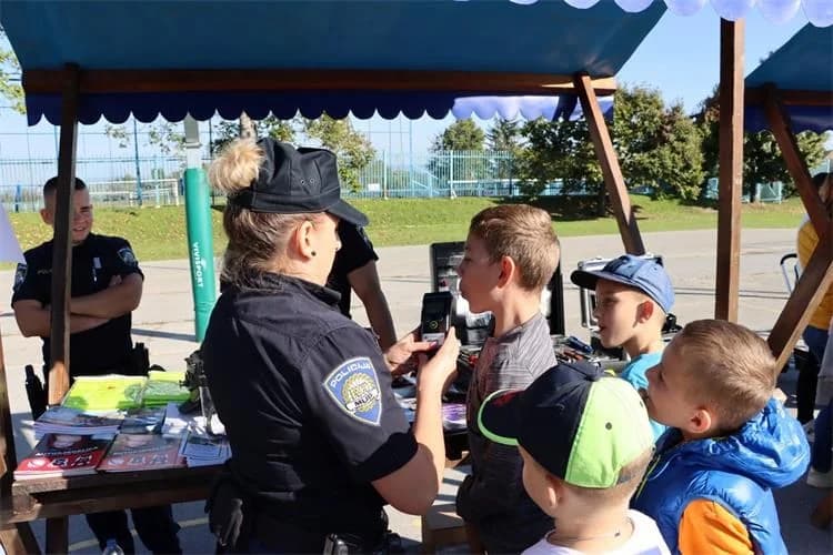 [FOTO] Policijski službenici sudjelovali na obilježavanju Dječjeg tjedna u Pleternici