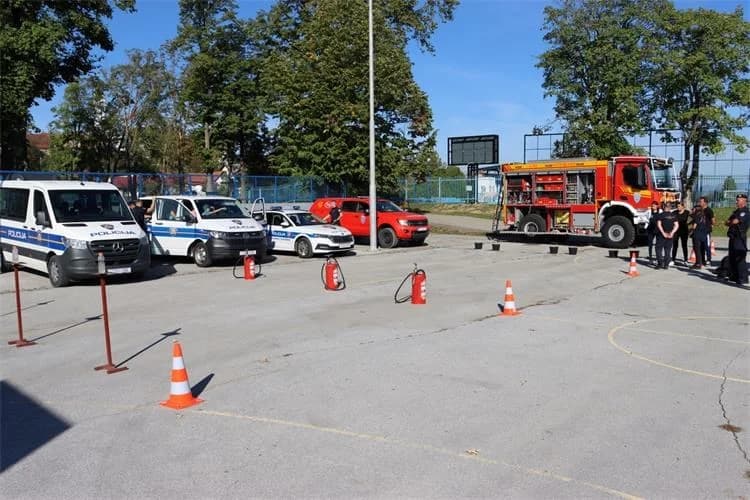 [FOTO] Policijski službenici sudjelovali na obilježavanju Dječjeg tjedna u Pleternici