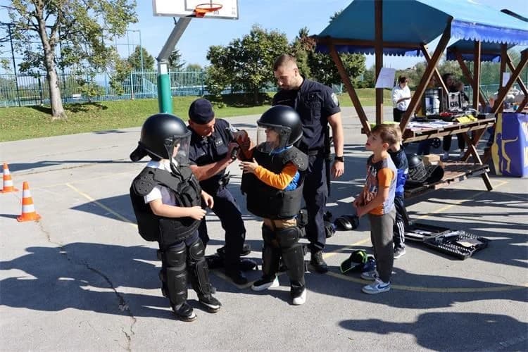 [FOTO] Policijski službenici sudjelovali na obilježavanju Dječjeg tjedna u Pleternici